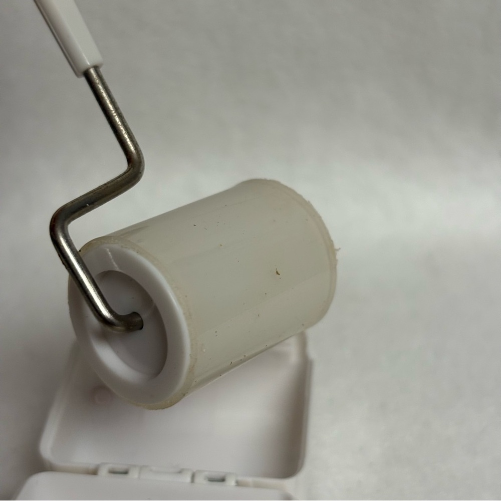 HELLO KITTY Mini Lint Roller Keychain White Cat - Picture 10 of 16